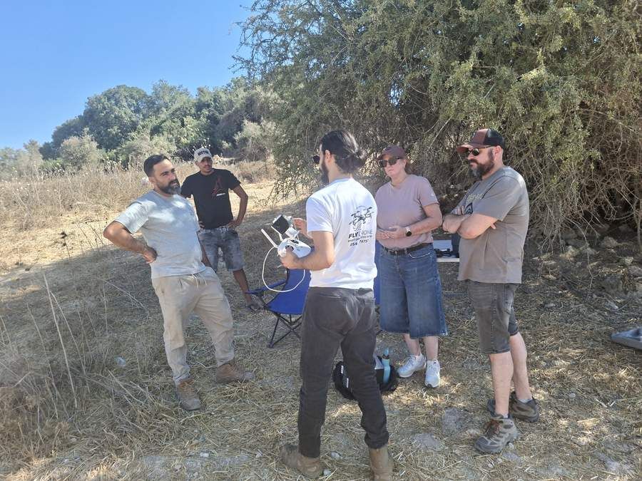 מדריך וחניכים בשטח פתוח לקראת אימון הטסת רחפן