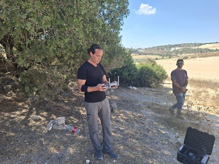 חניך מתרגל הטסת רחפן במהלך אימון בשטח