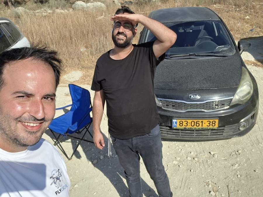 מדריך ומטיס בשטח לפני אימון הטסה